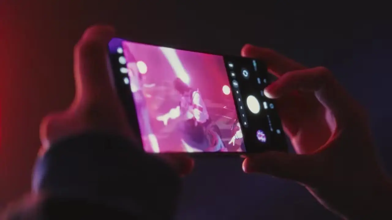 新しい学校のリーダーズ<br>Galaxy × au